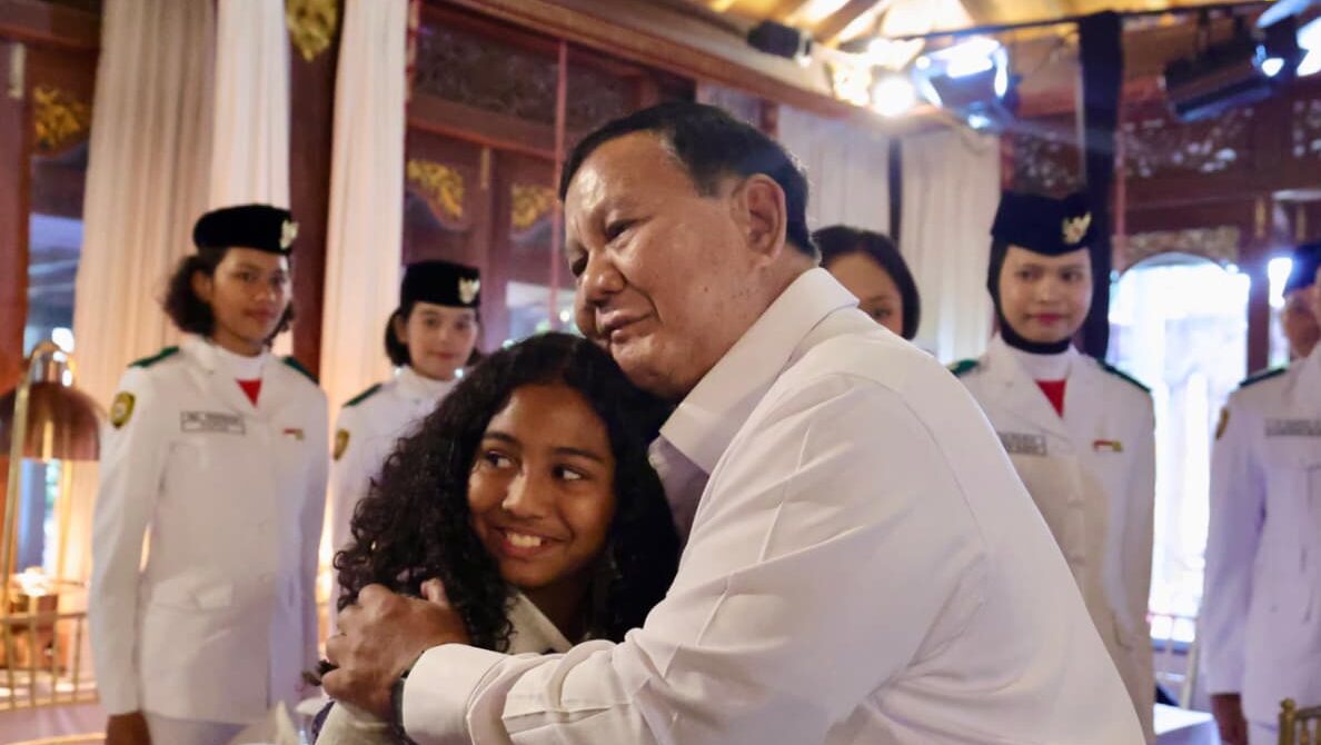 : Presiden Prabowo Subianto mengundang para petugas upacara yang terlibat dalam rangkaian peringatan Hari Ulang Tahun (HUT) ke-81 Kemerdekaan Republik Indonesia (RI) ke kediaman pribadinya di Hambalang, Kabupaten Bogor, Provinsi Jawa Barat, pada Rabu (19/8/2026). (Foto: BPMI Setpres/Unggahan Akun Media Sosial @sekretariat.kabinet)