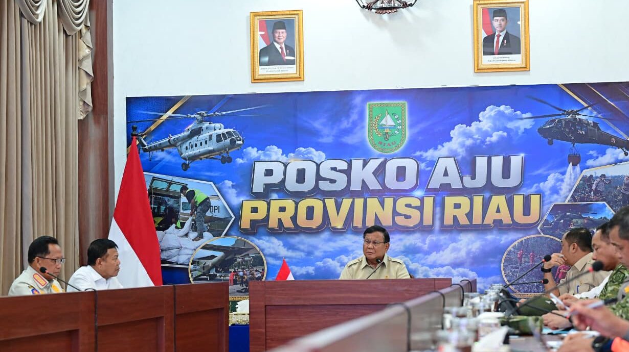 : Presiden Prabowo Subianto memimpin rapat untuk mengevaluasi hasil penanganan kebakaran hutan dan lahan (karhutla) di Kota Pekanbaru, Provinsi Riau, pada Senin (24/8/2026).Foto: BPMI Setpres/Muchlis Jr