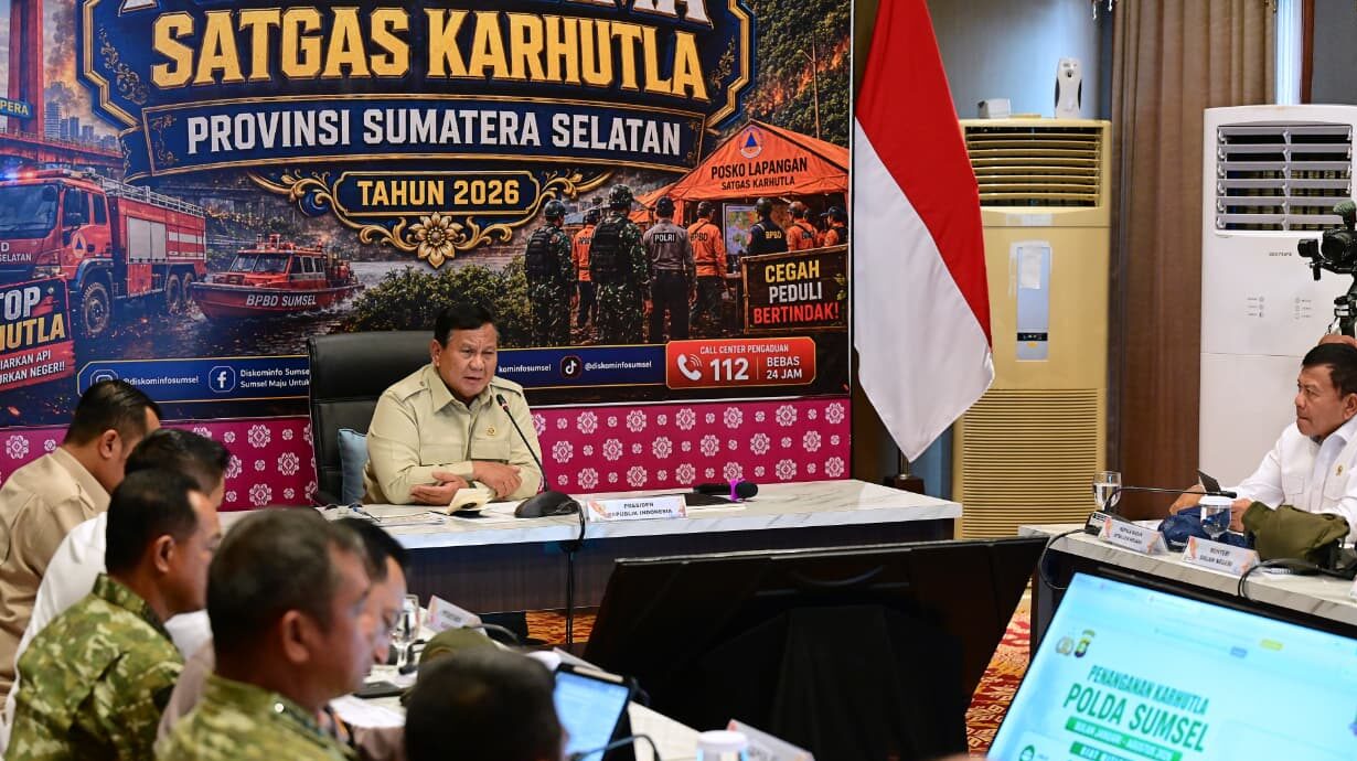 : Presiden Prabowo Subianto memimpin rapat penanganan karhutla di Posko Utama Satuan Tugas Karhutla Provinsi Sumatra Selatan, Kota Palembang, Senin (24/8/2026).Foto: BPMI Setpres/Muchlis Jr