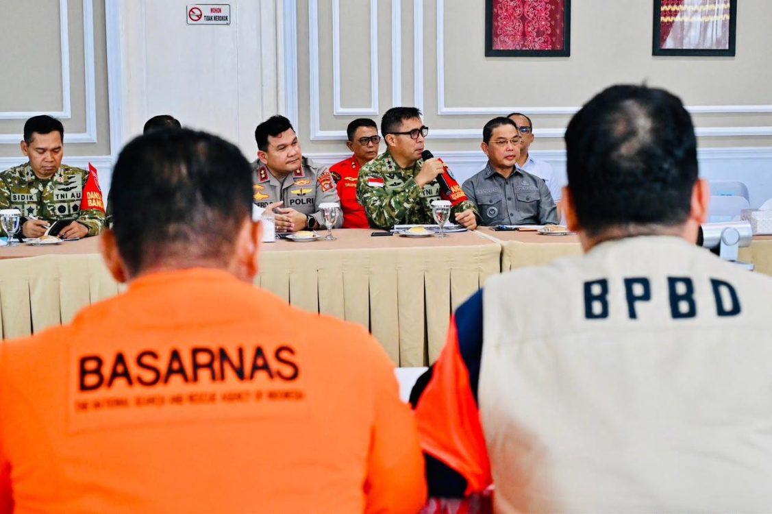: Rapat penanganan karhutla yang dipimpin Presiden Prabowo Subianto sesaat setelah tiba di Pangkalan TNI AU Supadio, Kabupaten Kubu Raya, Provinsi Kalimantan Barat, Sabtu (22/8/2026). (Foto: BPMI Setpres)