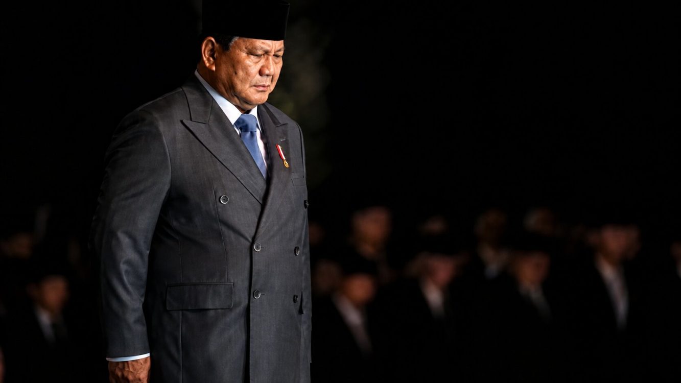 : Presiden Republik Indonesia Prabowo Subianto menghadiri Upacara Ziarah Nasional dan Renungan Suci di Taman Makam Pahlawan (TMP) Nasional Utama Kalibata, Jakarta, Minggu (16/8/2026) tepat tengah malam. (Tangkapan Layar Kanal Youtube Setpres)