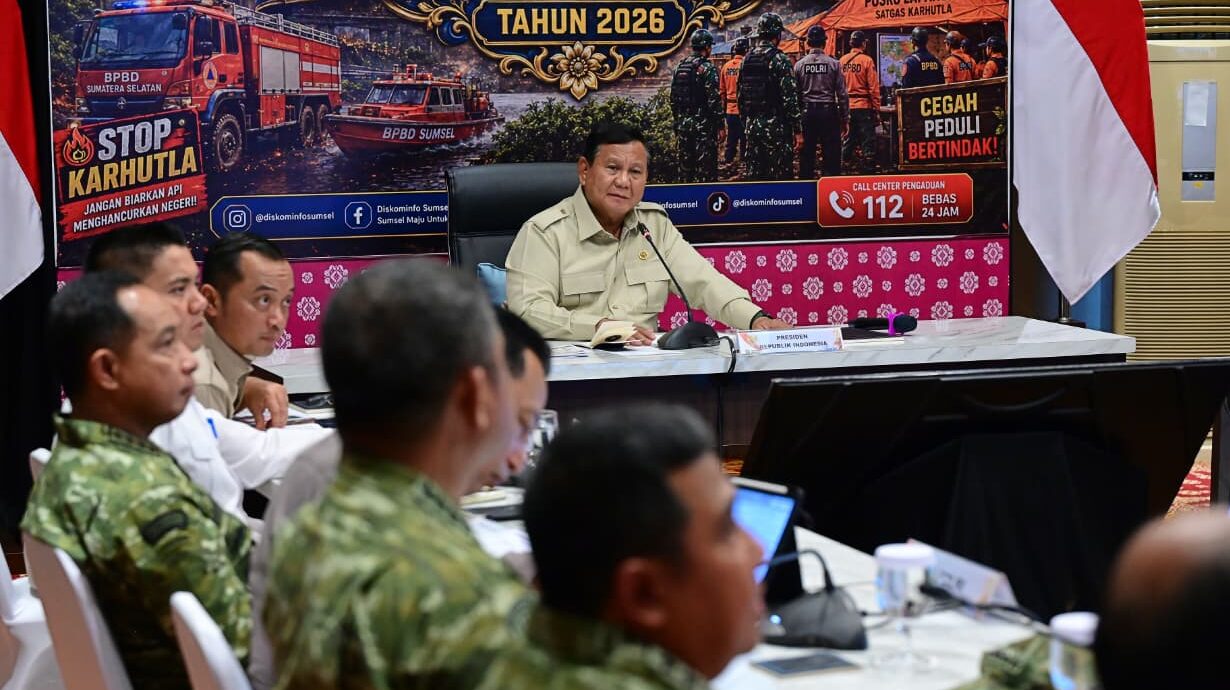 : Presiden Prabowo Subianto memimpin rapat penanganan karhutla di Posko Utama Satuan Tugas Karhutla Provinsi Sumatra Selatan, Kota Palembang, Senin (24/8/2026). Foto: BPMI Setpres/Muchlis Jr