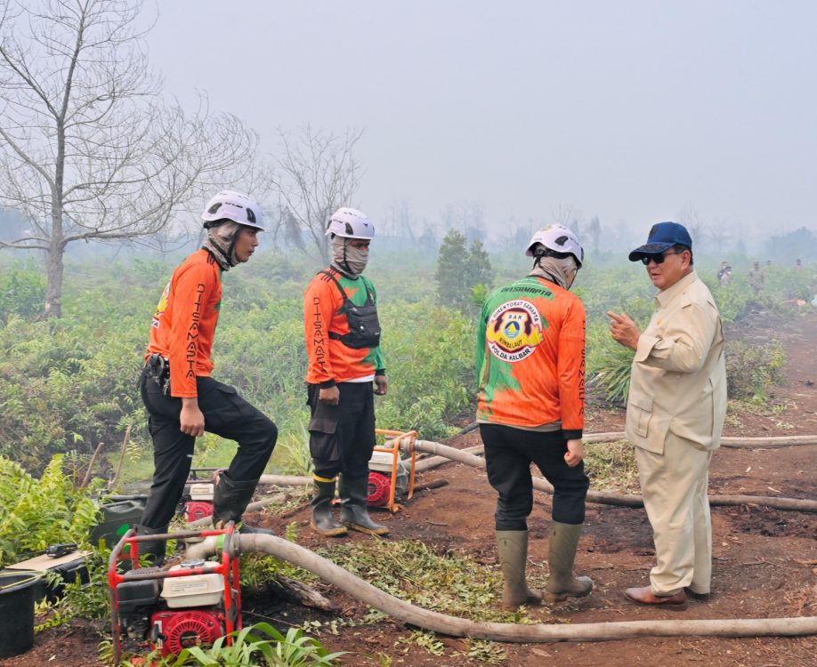 : Presiden Prabowo Subianto meninjau langsung lokasi kebakaran hutan dan lahan (karhutla) di Desa Limbung, Kabupaten Kubu Raya, Provinsi Kalimantan Barat, Sabtu (22/8/2026), setelah memimpin rapat terbatas penanganan karhutla di Pangkalan TNI AU Supadio, Sabtu (22/8/2026). (Foto: BPMI Setpres)