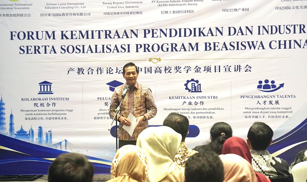 : Wakil Bupati Batang Suyono memberikan sambutan dalam kerjasama menempuh pendidikan di China dalam Forum Kemitraan Pendidikan dan Industri serta Sosialisasi Program Beasiswa China yang digelar di Ballroom Kawasan Industri Terpadu Batang (KITB), Kabupaten Batang.