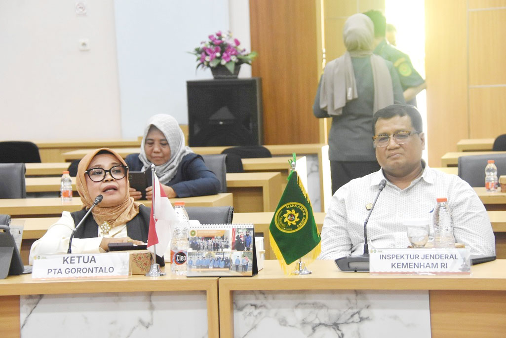 : Inspektur Jenderal Kementerian HAM Farid Junaedi (kiri) saat melakukan audiensi dan penjajakan kerja sama pemberdayaan mediator Non-Hakim dari Pegawai Kanwil KemenHAM Sulawesi Tengah Wilayah Kerja Gorontalo, dengan Ketua Pengadilan Tinggi Agama Gorontalo Nur Djannah Syaf. (F.AKP-KemenHAM)