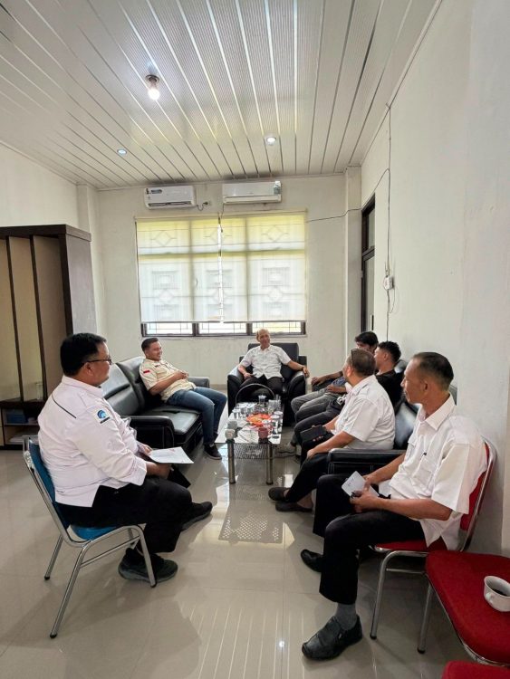 : Kepala Dinas Komunikasi, Informatika dan Persandian Kabupaten Bireuen selaku Ketua Seksi Publikasi dan Dokumentasi, M. Zubair di ruang kerja Kepala Dinas Komunikasi, Informatika dan Persandian (Diskominsa) Kabupaten Bireuen, Rabu (12/8/2026)