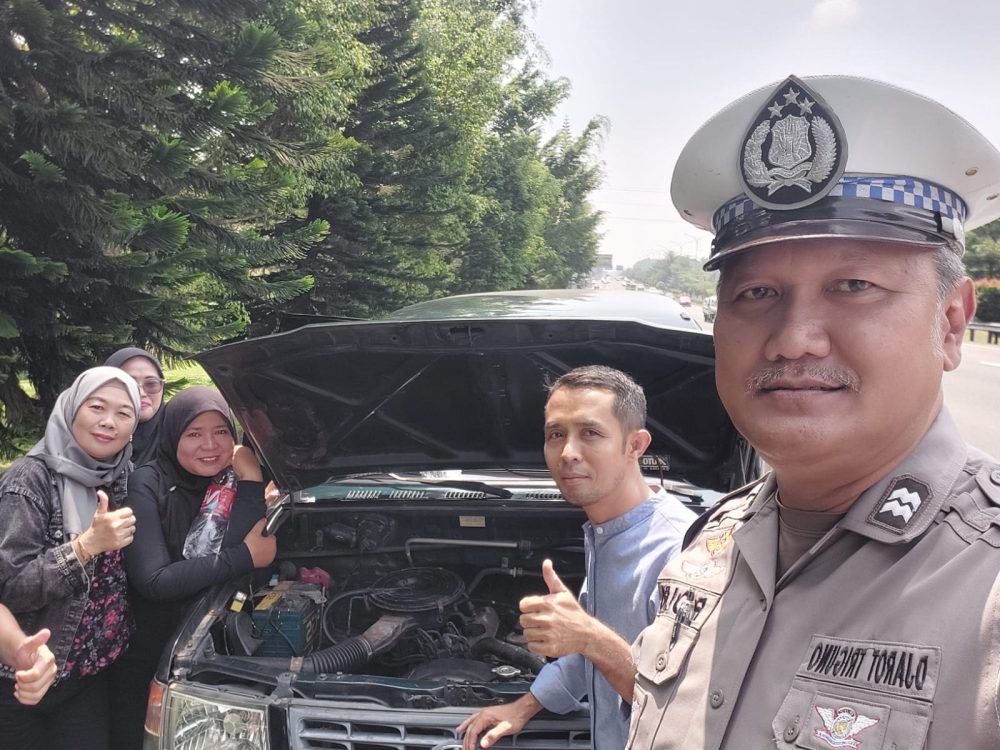 Radiator Bermasalah di Tol Bocimi, PJR Sigap Bantu Pengemudi