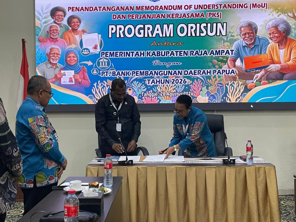 : Bupati Raja Ampat Orideko Iriano Burdam menandatangani MoU Program Perlindungan Hari Tua (ORISUN) Tahun 2026 bersama PT Bank Papua di Aula Hotel Vega Sorong, Sabtu (29/8/2026)/ (MC Raja Ampat).