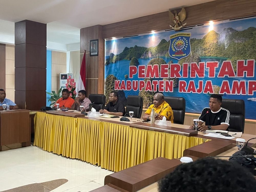 : Ketua Umum Panitia Konsultasi Nasional Forum Komunikasi Pria Kaum Bapak XIX PGI 2026 , Orideko Iriano Burdam (ketiga kanan) memimpin rapat finalisasi persiapan KONAS XIX yang berlangsung di Aula Wayag, Kantor Bupati Raja Ampat, Jumat (14/8/2026)/(MC.Raja Ampat)