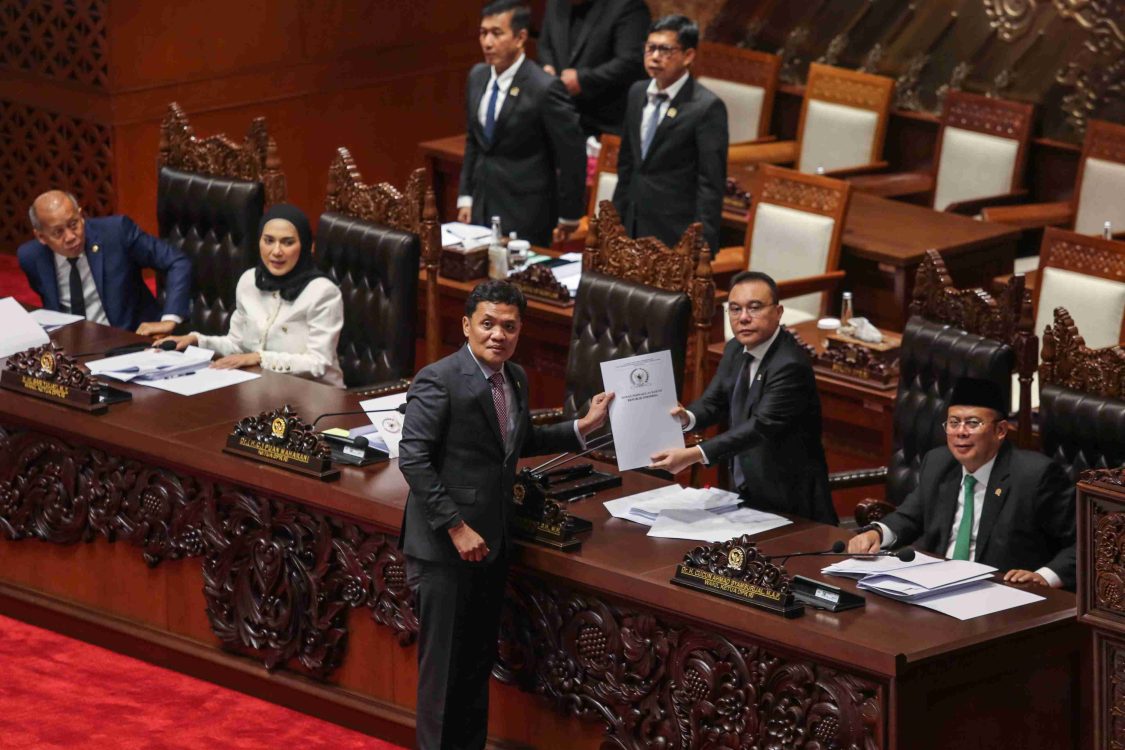 : Wakil Ketua DPR Sufmi Dasco Ahmad (kedua kanan) menerima hasil laporan perkembangan penyusunan RUU Perampasan Aset terkait tindak pidana dari Ketua Komisi III DPR Habiburokhman (tengah) pada Rapat Paripurna ke-3 Masa Persidangan I Tahun Sidang 2026-2027 di Kompleks Parlemen, Senayan, Jakarta, Kamis (27/8/2026). Komisi III DPR melaporkan perkembangan penyusunan RUU Perampasan Aset terkait tindak pidana akan selesai pada 15 Desember 2026. (ANTARA FOTO/Asprilla Dwi Adha/tom)