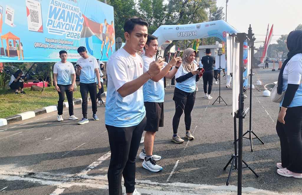 : Sejumlah ASN berdonasi menggunakan QRIS usai even ASN Wani Playon di halaman Pendopo Kabupaten Batang.