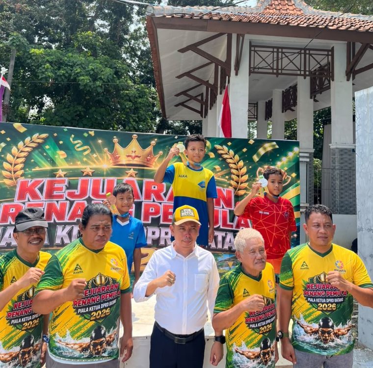 : Wakil Ketua DPRD Batang Danang Aji Saputra (tengah), menghadiri Gelaran Piala Ketua DPRD Batang 2026 di Kolam Renang THR Kramat Batang, Kabupaten Batang.
