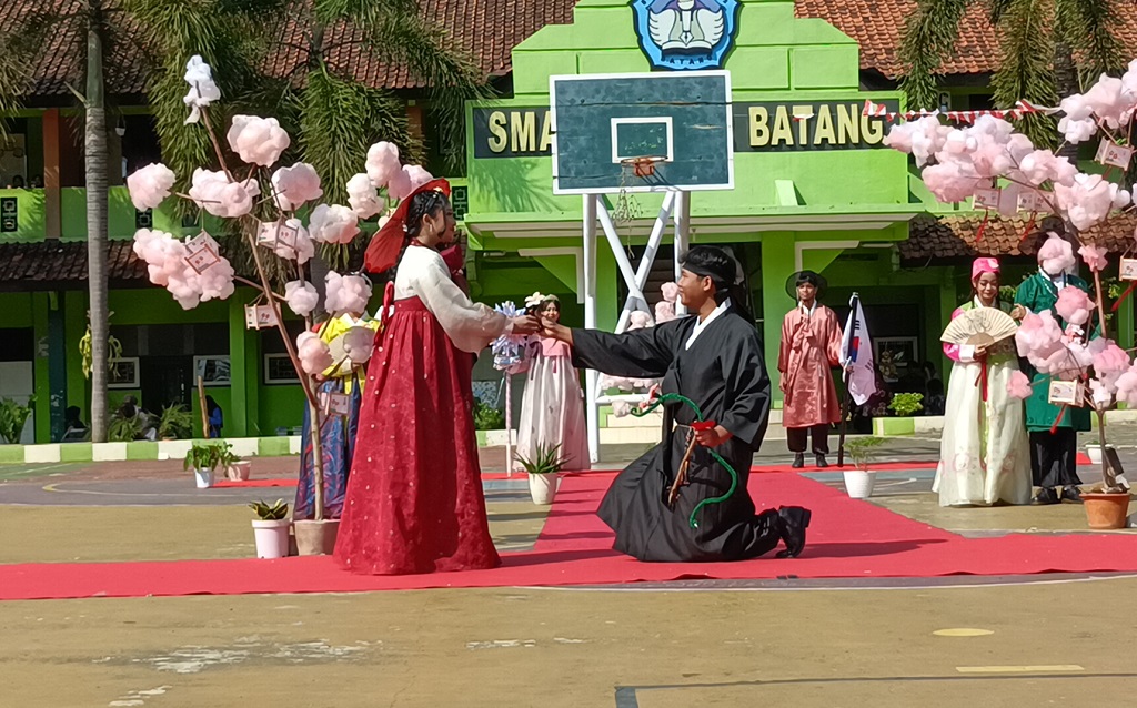 : Pelajar menampilkan keragaman budaya dalam rangka Peringatan Hari Ulang Tahun Ke-81 Kemerdekaan RI di halaman SMAN 2 Batang, Kabupaten Batang.