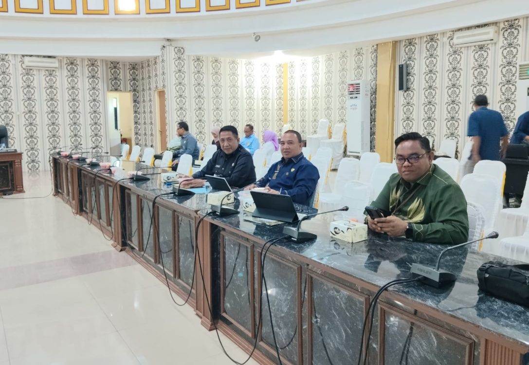 : Kepala Dinas Sosial kependudukan dan Pencatatan Sipil (Dinsosdukcapil) Provinsi Gorontalo Reflin Buata (tengah) saat mengikuti Rapat Koordinasi dan Evaluasi (Rakorev) triwulan II tahun anggaran 2026 . (foto Owan)