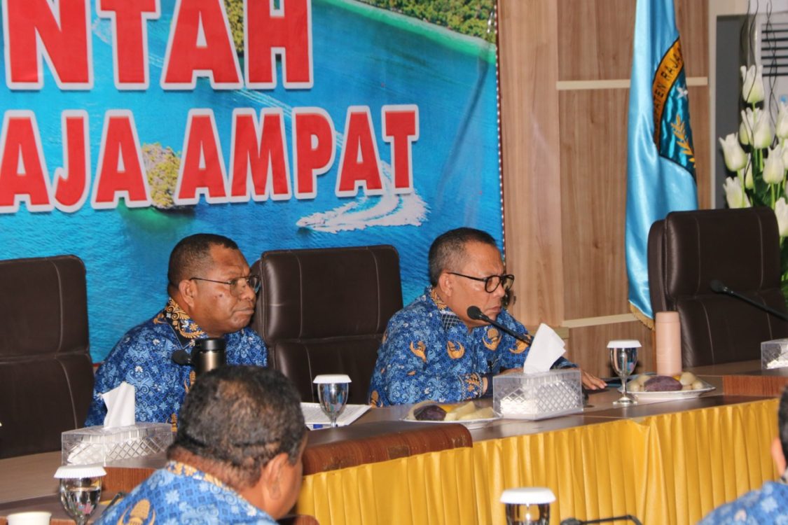 : Bupati Raja Ampat, Orideko Iriano Burdam, memimpin Rapat Evaluasi PAD Semester I Tahun Anggaran 2026 di Aula Wayag, Kamis (6/8/2026)/ (MC Raja Ampat/Penta Nila Juwita)