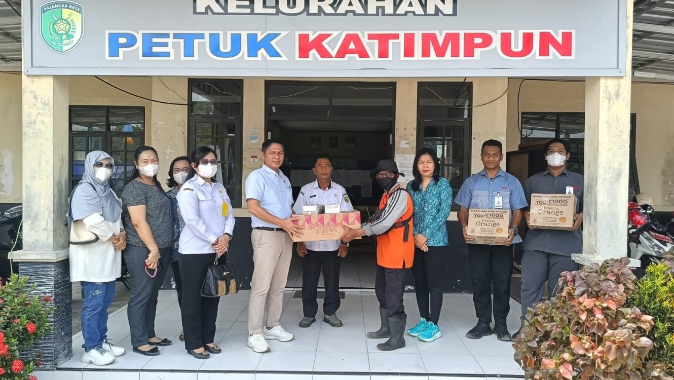 : Universitas Terbuka (UT) menyalurkan, bantuan berupa suplemen, makanan, masker, dan sejumlah kebutuhan lainnya kepada relawan pemadam kebakaran hutan dan lahan (Karhutla) di Kelurahan Petuk Katimpun, Kota Palangka Raya, Rabu (26/8/2026)..Penyerahan bantuan turut disaksikan Lurah Petuk Katimpun, Berita Asi.. - Foto: Mc.Palangka Raya