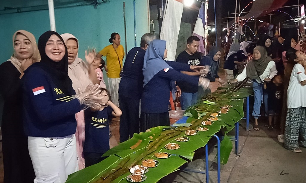 : Jajan pasar lengko sepanjang 250 meter meriahkan HUT Ke-81 RI di Desa Denasri Kulon, Kabupaten Batang.