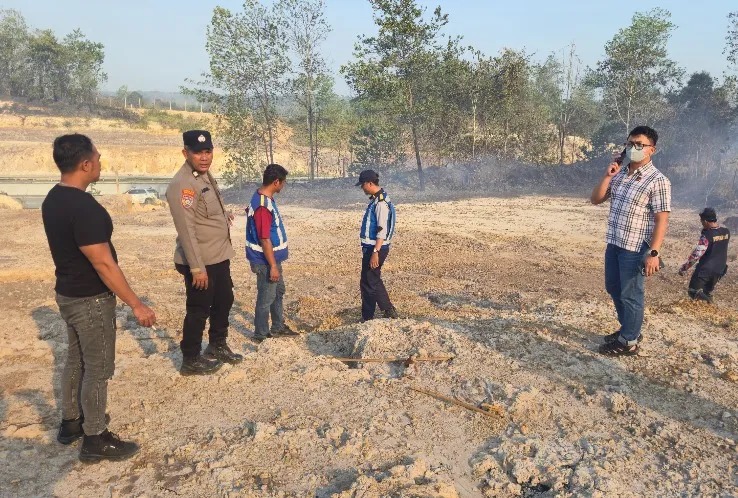 Respon Cepat, Polda Kaltim Bersama Tim Gabungan Padamkan Karhutla di Kawasan Km.54 Tol Balikpapan-Samarinda