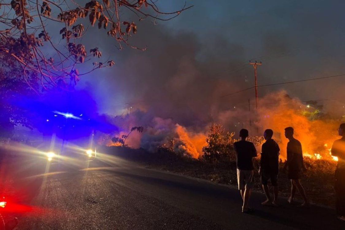 Respons cepat, Brimob Polda Maluku Cegah Kebakaran Meluas di Namlea