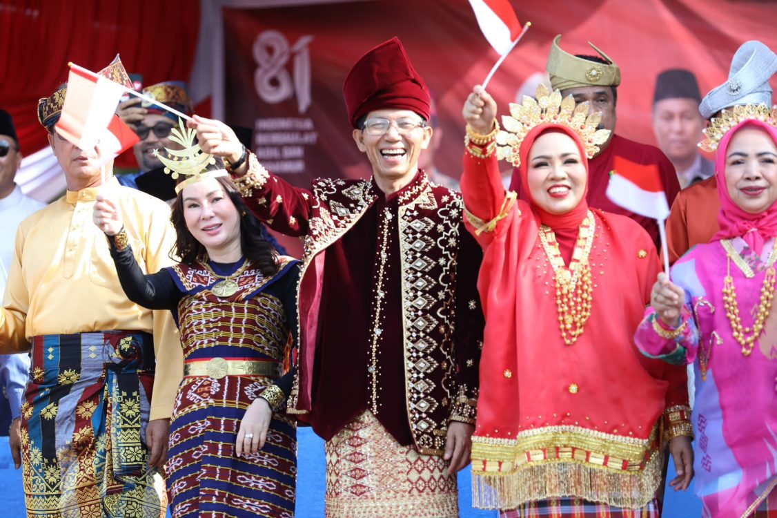 : Wali kota Batam, Amsakar Achmad, dan Wakil Wali kota Batam, Li Claudia Chandra, serta Ketua TP-PKK Batam, Erlita Amsakar, bersama sejumlah pejabat melepas peserta pawai pembangunan dan pawai budaya di Dataran Engku Hamidah, Batam, Minggu (9/8/2026). HUMAS DISKOMINFO BATAM / DHEO ANANDA PUTRA