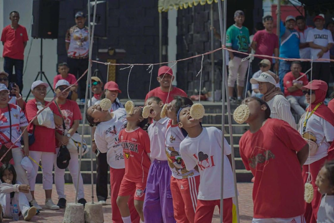 : Lomba Makan Kerupuk Merayakan HUt ke-81 Kemerdekaan RI di Maluku Tenggara. Foto:Rikhard