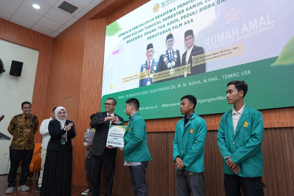 : Penyaluran tersebut berlangsung di Auditorium TDMRC USK, Rabu (19/8/2026). Tiga program yang disalurkan meliputi Beasiswa Uang Kuliah Tunggal (BPRA-UKT) Semester Ganjil 2026/2027, Beasiswa Orang Tua Asuh, dan Program Peduli Sigra.