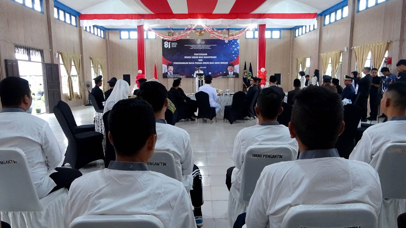 : Bupati Sambas, Satono, pada kesempatan pemberian remisi pada warga binaan membacakan amanat Menteri Imigrasi dan Pemasyarakatan Republik Indonesia, Jenderal Pol. (Purn.) Agus Andrianto. (foto: MC Sambas)