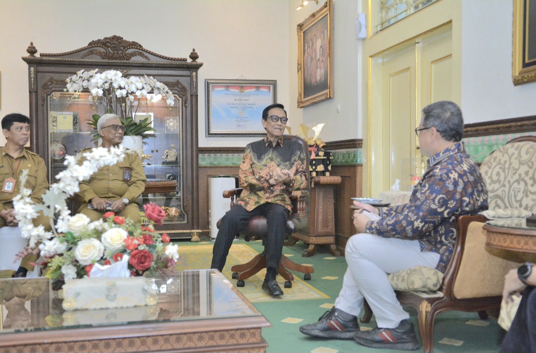 : Pertemuan antara Deputi Bidang Sistem dan Strategi BNPB, Dr. Raditya Jati, dan Gubernur Daerah Istimewa Yogyakarta, Sri Sultan Hamengku Buwono X, di Gedhong Wilis, Kompleks Kepatihan, Yogyakarta. (Humas Pemda DIY).