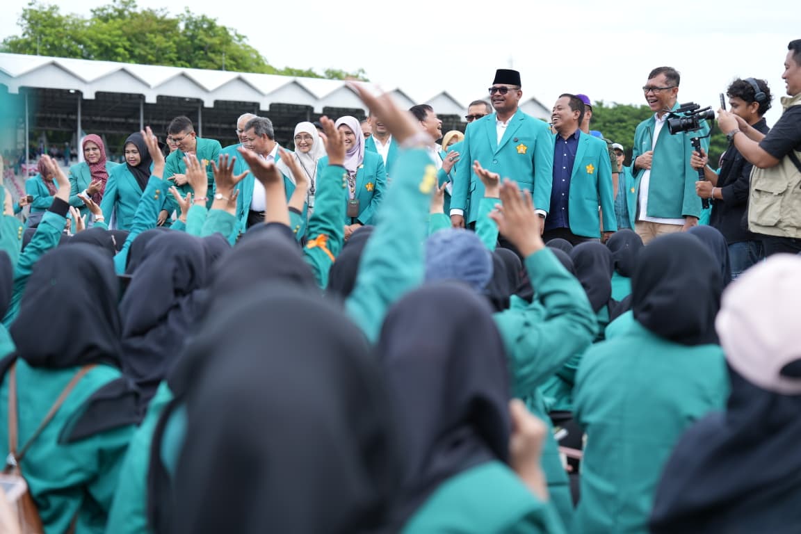 : Ketua Majelis Wali Amanat (MWA) Universitas Syiah Kuala (USK), Safrizal Z.A saat menutup rangkaian Pembinaan Akademik dan Karakter Mahasiswa Baru (PAKARMARU) USK Tahun 2026 di Stadion Mini USK, Kamis (13/8/2026). Rakyat Aceh/Ist