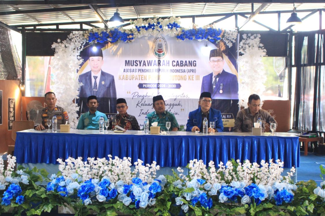 : Penghulu merupakan garda terdepan dalam membimbing ketahanan keluarga dan mencegah pernikahan usia dini. Pemkab Parigi Moutong mendorong peningkatan kapasitas serta profesionalisme penghulu lewat penyelenggaraan Muscab III APRI, Kamis (6/8/2026).