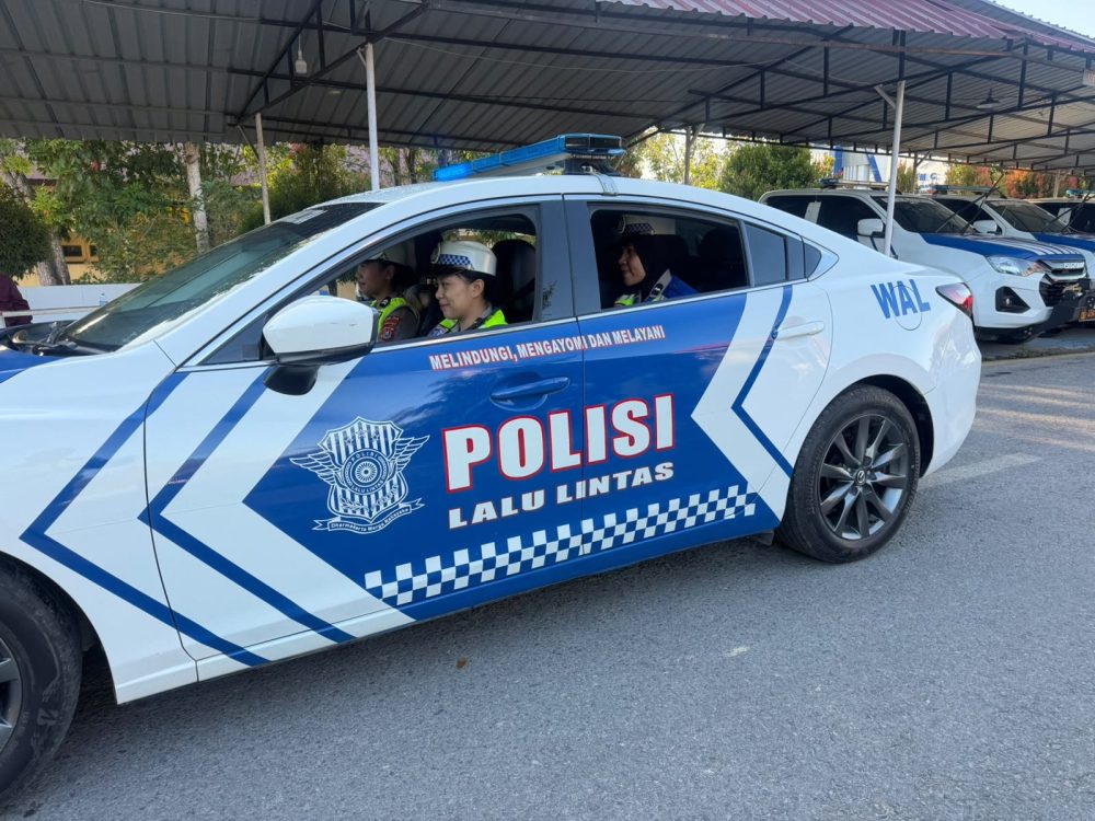 Sambangi Sejumlah Jalan di Kendari, Polwan Polda Sultra Ajak Warga Jadi Pelopor Keselamatan