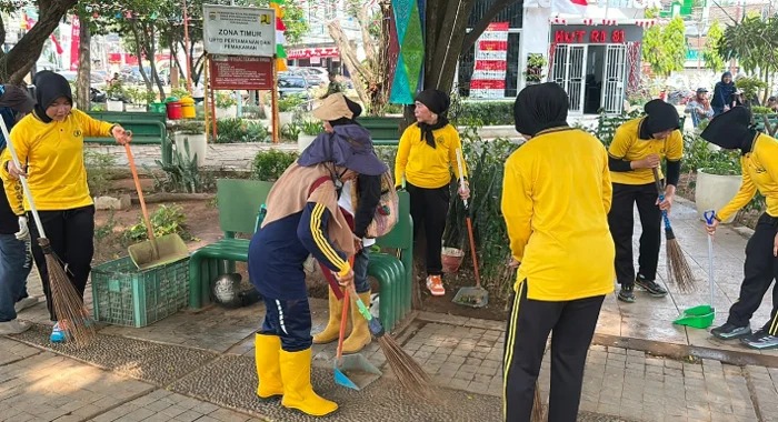 Sambut Hari Jadi Polwan ke - 78, Polwan Polda Sumsel Menggelar Aksi Bersih Lingkungan