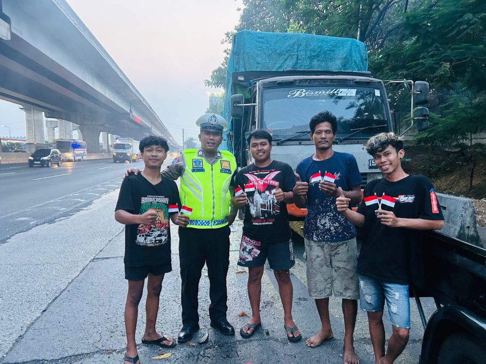 Sambut HUT ke-81 RI, PJR Cikampek Edukasi Keselamatan Berkendara hingga Bagikan Bendera Merah Putih