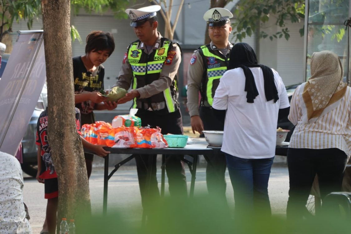Sarana Dekatkan Diri Dengan Masyarakat, Polres Trenggalek Gelar Dahar Gratis
