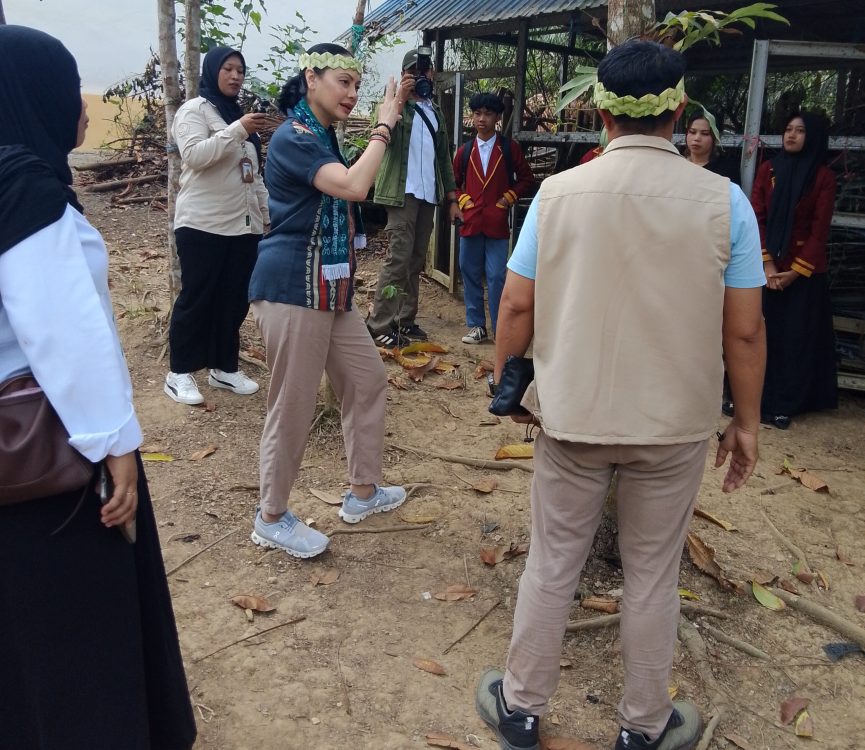 : SMA N 2 Juai mendapat kunjungan dari Division Head Corporate Communications & Sustainability PT Saratoga Investama Sedaya Tbk, Faruna Catharina F. Latjuba atau Ocha, bersama Yayasan Amal Bhakti Nusantara (YABN). - Foto: Mc.Balangan