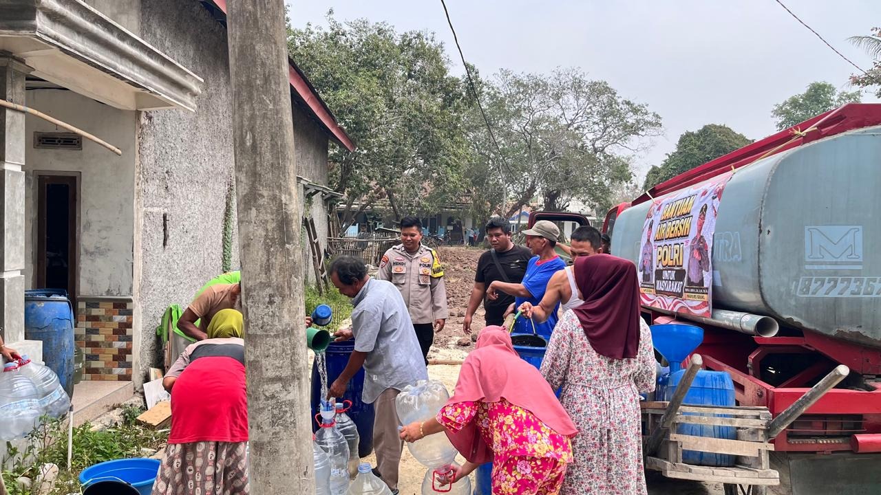 Sat Intelkam Polres Serang Polda Banten Salurkan 8.000 Liter Air Bersih Untuk Warga Terdampak Kemarau