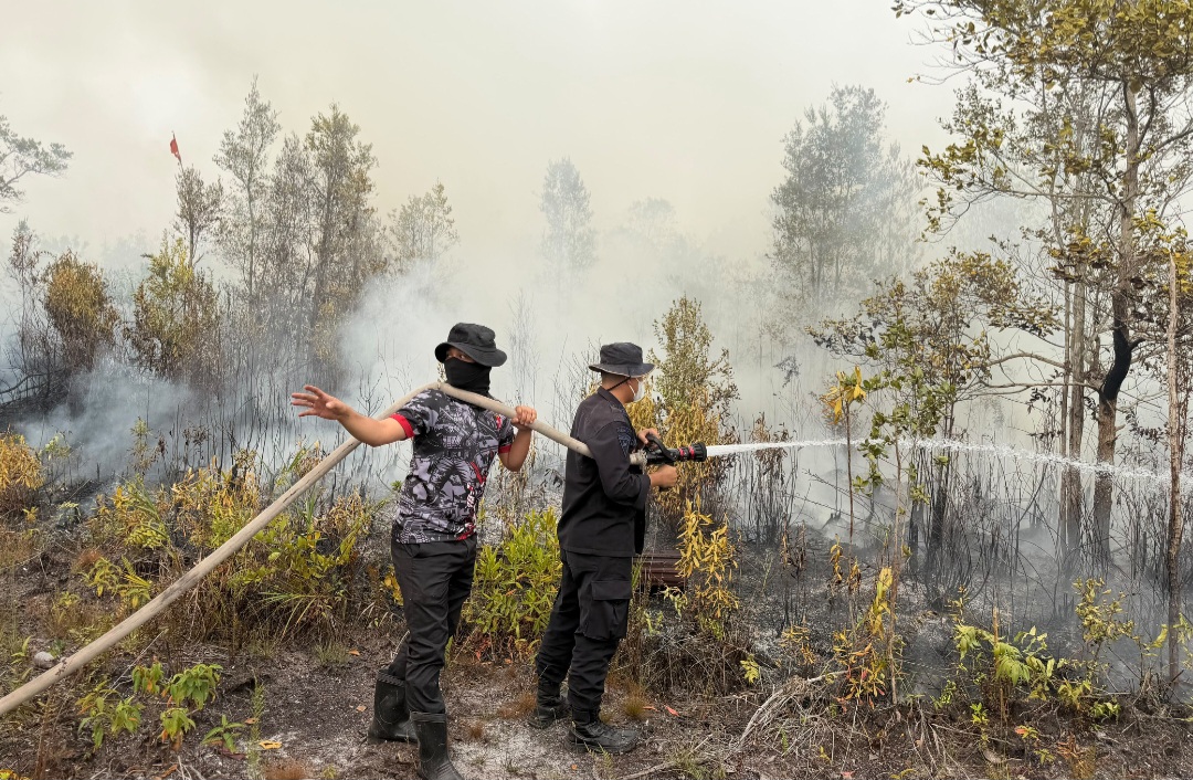 : Personel Kompi 2 Batalyon A Pelopor Satbrimob Polda Kalimantan Tengah (Kalteng) melakukan pemadaman karhutla di Jalan Tampung Penyang 13 Induk, Kecamatan Jekan Raya, Kota Palangka Raya, Jumat (21/8/2026)/ (Dok. Divhumas Polri).