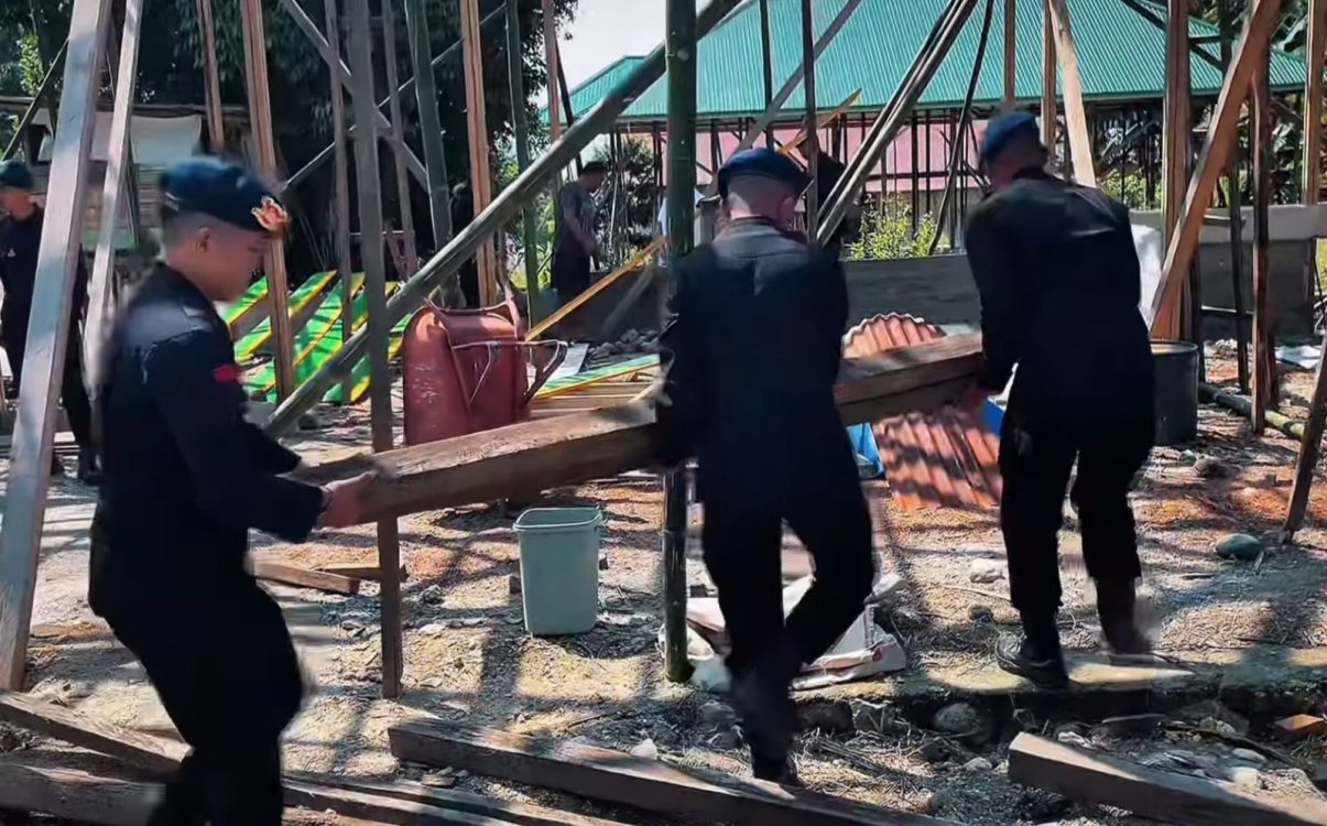Satbrimob Polda Sulteng Bantu Warga Bangun Rumah di Desa Tudua