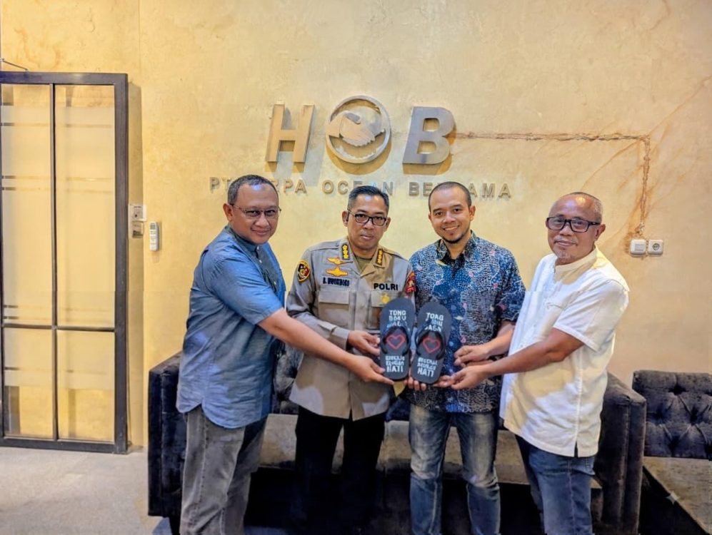 Satgas Kepolisian Operasi Damai Cartenz Terima Bantuan 2.000 Pasang Sandal dari Tiga Perusahaan untuk Masyarakat Papua