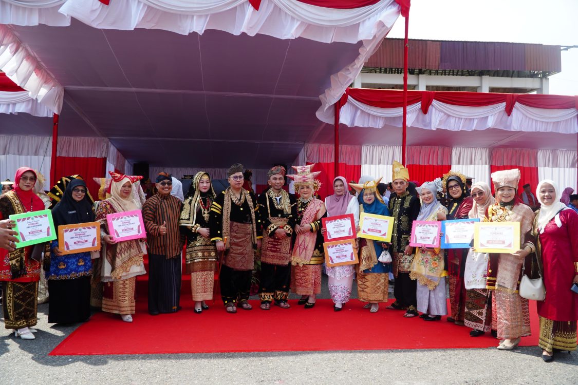 : Usai Upacara HUT RI, Wako Hendri Arnis Serahkan Satyalancana dan Beragam Bantuan. (foto; MC Padang Panjang)