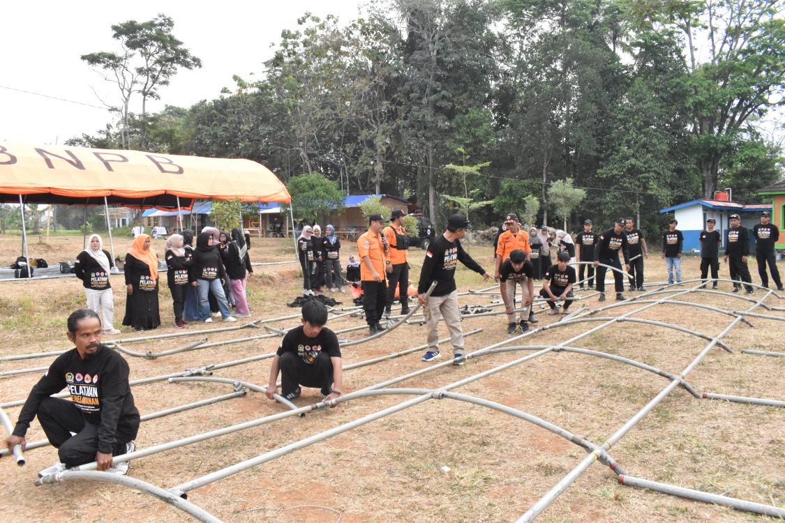 Sebanyak 80 Relawan Penanggulangan Bencana Kuningan Ikuti Pelatihan Pemasangan Tenda Pengungsi