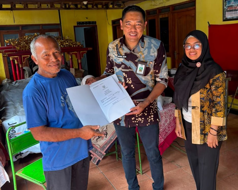 : Pelayanan jemput bola hingga tingkat padukuhan menjadi langkah konkret dalam mempercepat tertib administrasi kependudukan guna menjamin kepastian akses layanan publik masyarakat. Dukcapil Sleman layani ratusan dokumen adminduk warga, Rabu (19/8/2026).
