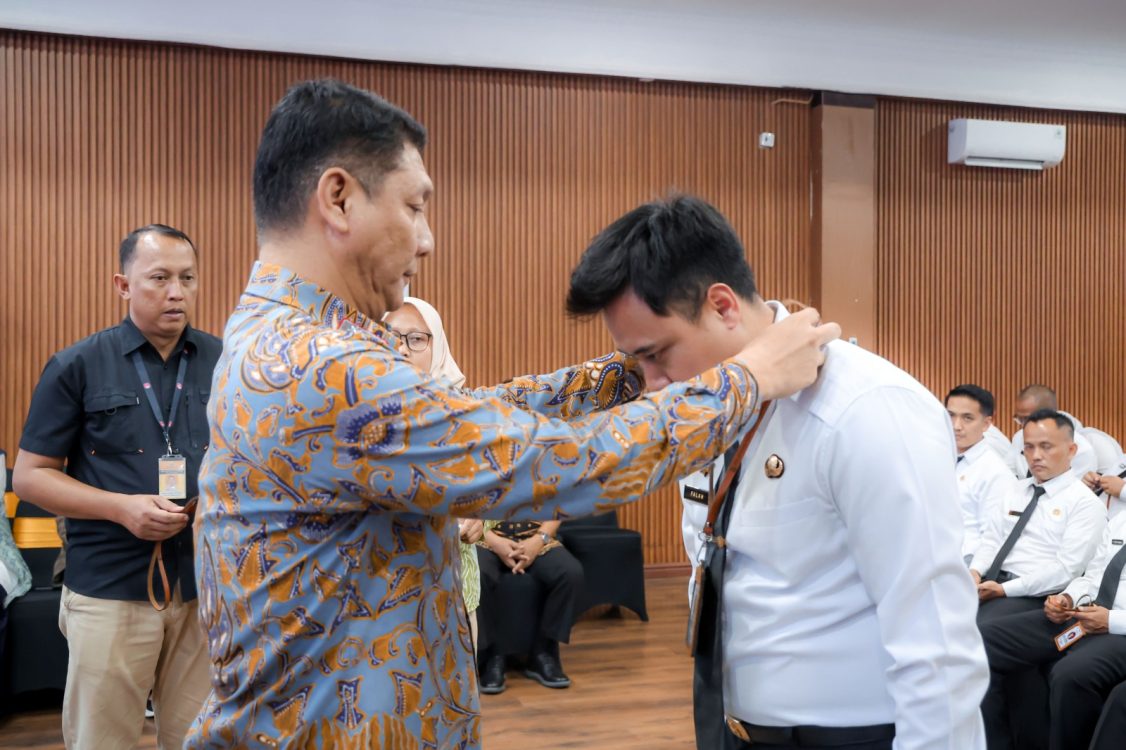 : Sekda Banten, Deden Apriandhi membuka Pelatihan Kepemimpinan Pengawas (PKP) Angkatan XXIII, XXIV, XXV, dan XXVI di Lingkungan Provinsi Banten 2026 di Aula BPSDMD Provinsi Banten, Kabupaten Pandeglang, Kamis (27/8/2026)/ (Biro Adpimpro Banten).