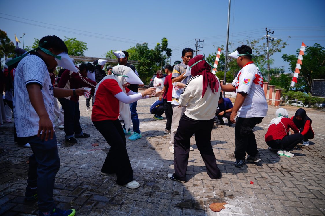 : Lomba estafet air mewarnai semarak HUT ke-81 di Dinas Komunikasi, Informatika, Statistik dan Persandian Kabupaten Balangan, Jumat (14/8/2026). - Foto: Mc.Balangan