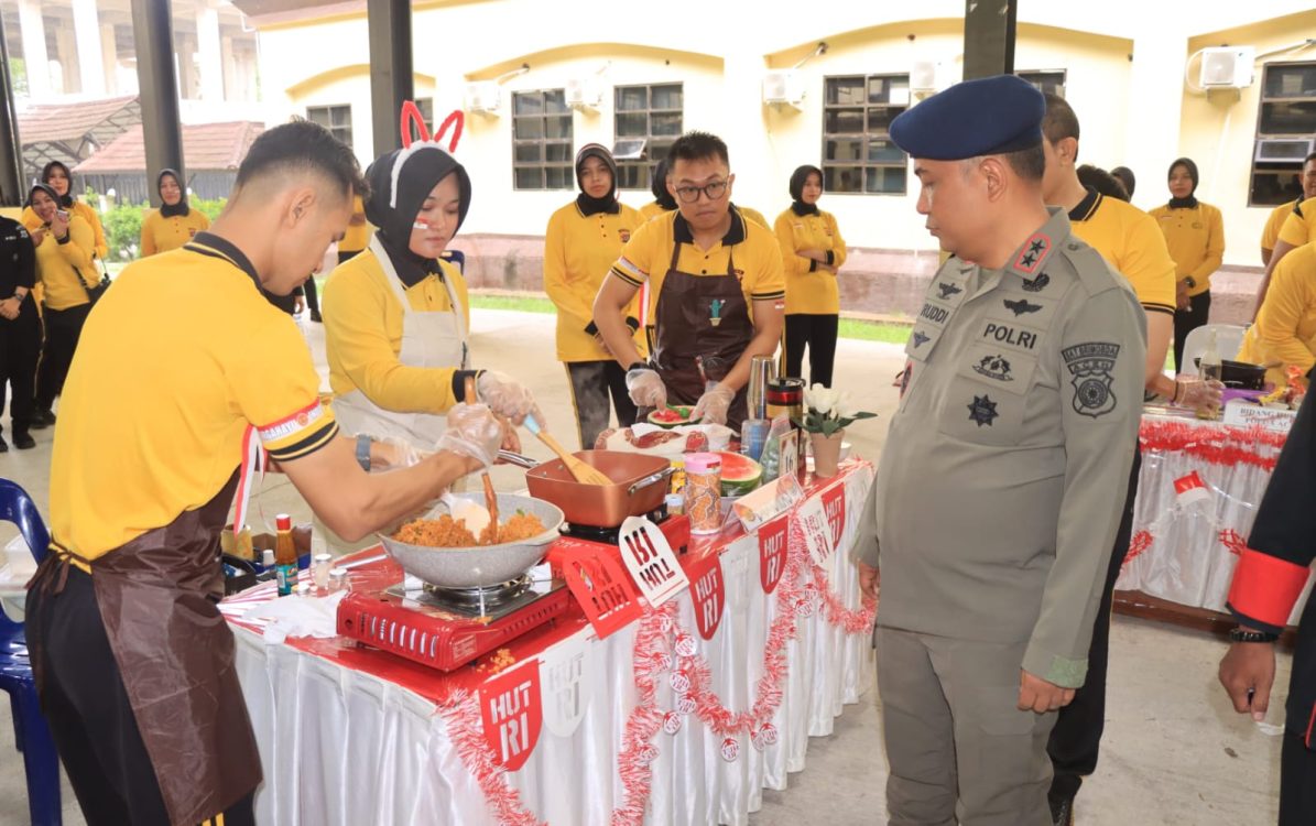 : Personel Polda Aceh meracik nasi goreng pada perlombaan memeriahkan HUTke-81 RI. (ist)