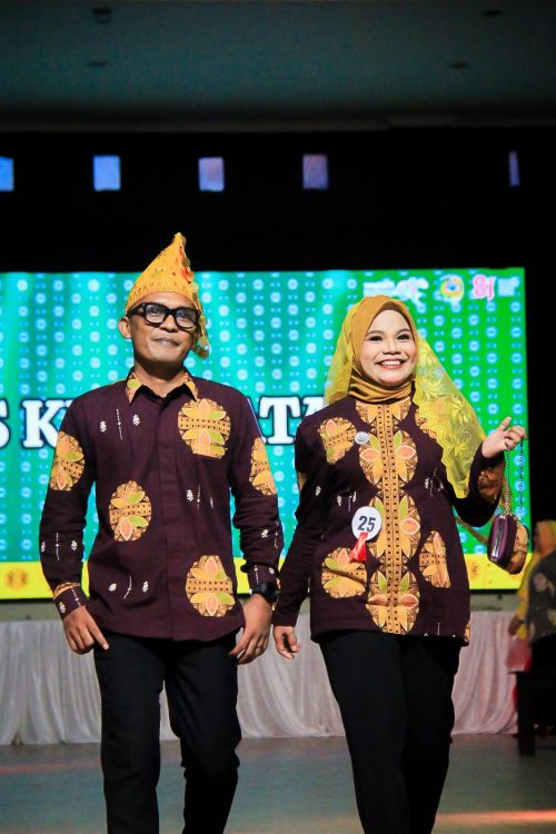 : Pelestarian kekayaan budaya lokal yang dikemas secara kreatif dan modern menjadi langkah nyata dalam memperkuat identitas serta kebanggaan daerah. Pemkab Parigi Moutong menggelar peragaan busana Fashion Show Batik Saga, Sabtu (15/8/2026).