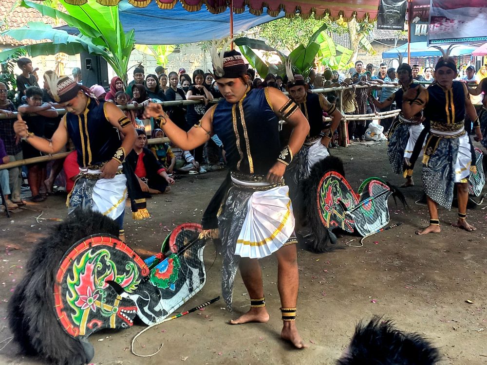 : Pelestarian kesenian tradisional dan regenerasi pelaku seni muda merupakan pilar utama dalam merawat benteng kebudayaan daerah dari gempuran era modern. Warga Salakan Sleman pentaskan seni jathilan, Minggu (23/8/2026).