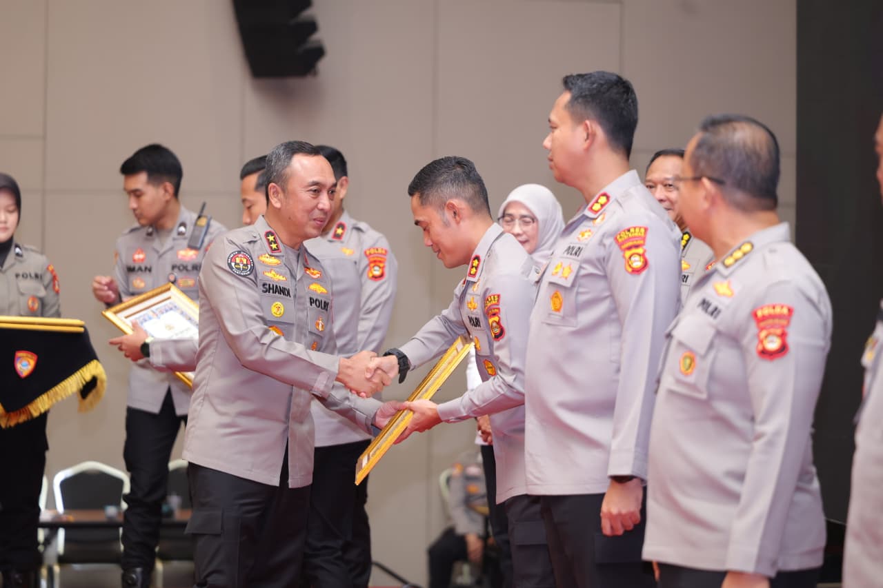 Serahkan Penghargaan WBK dan Pelayanan Prima, Kapolda Sumsel Tekankan Perkuat Pelayanan Publik