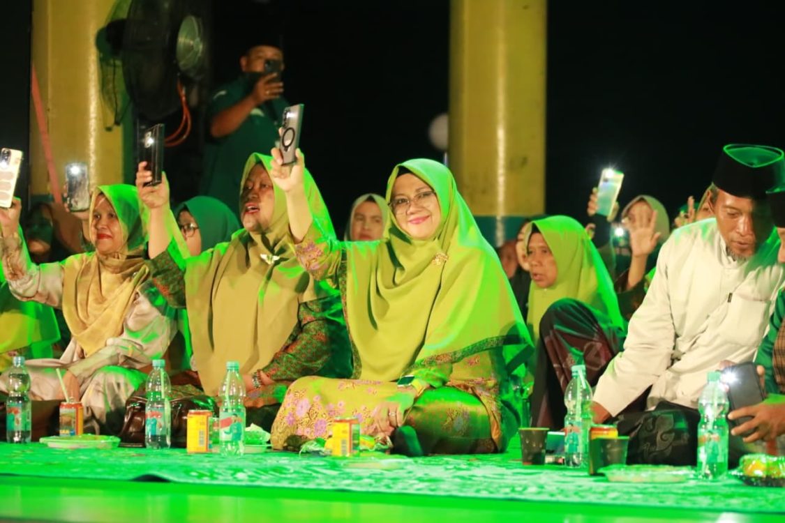 : Bupati Siak, Afni Zulkifli saat mengikuti kegiatan Tablig Akbar di Siak Bermadah./(Humas Siak).
