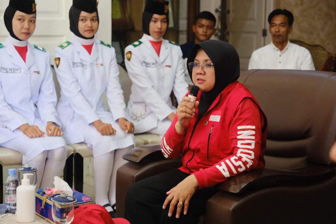 : Bupati Siak Afni Z saat menerima Paskibraka di Kediaman, Sabtu, (22/8/2026)/ (Riki/MC Siak).